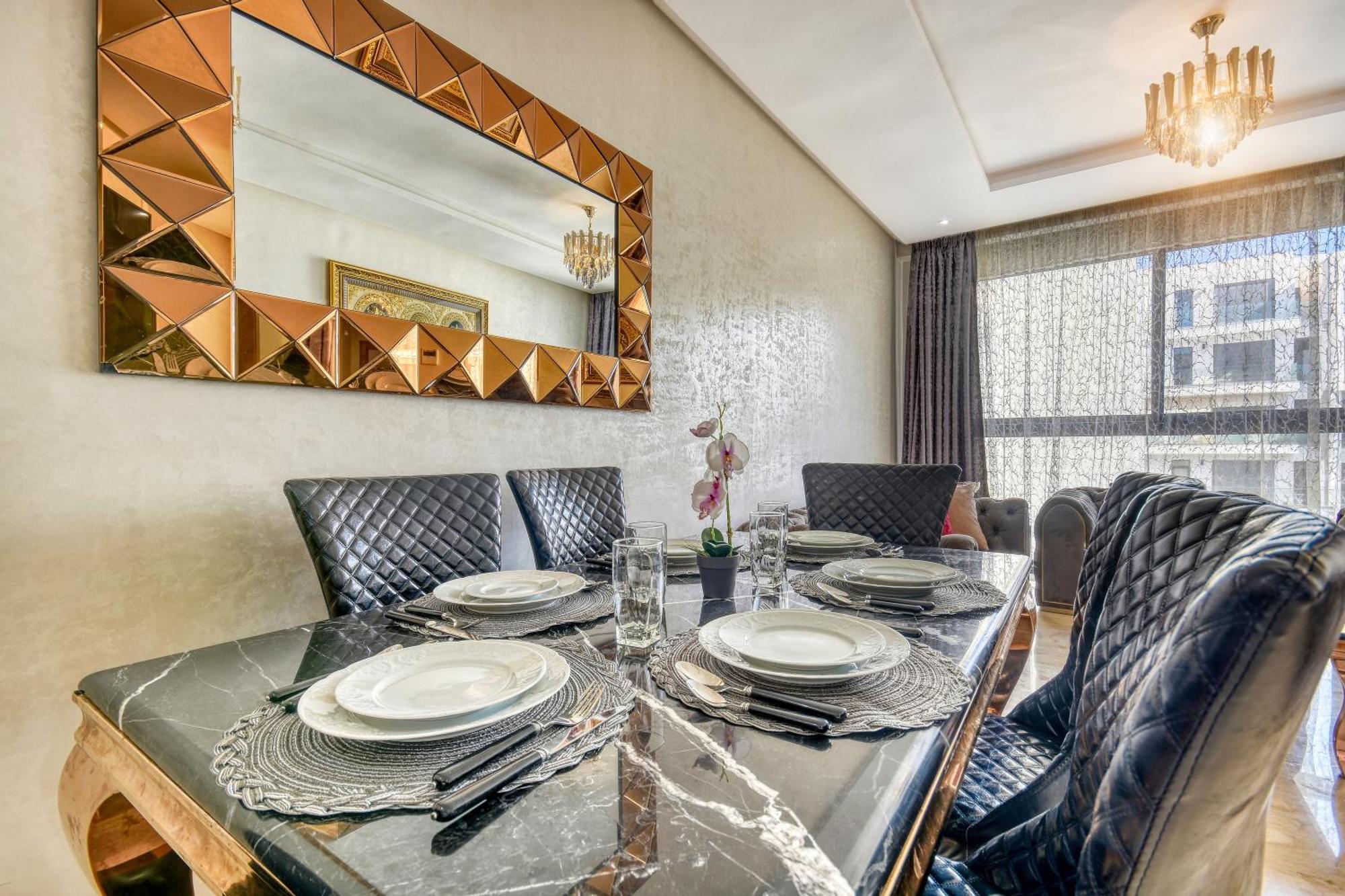 Chic & Comfy In Center Apartment